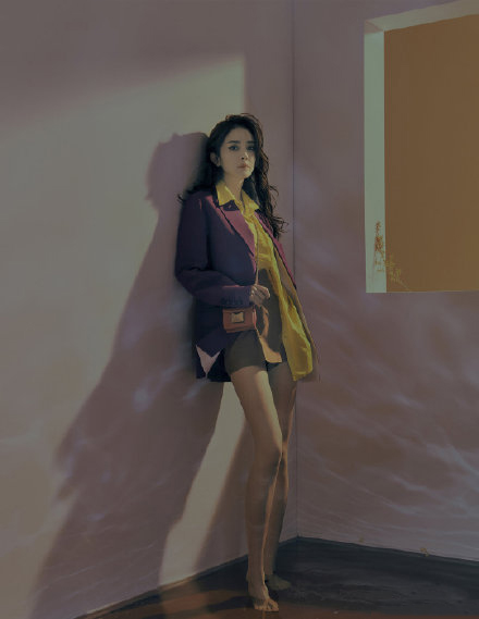 35岁杨幂拍性感写真大片,坐在地上光着脚丫,衬衣露香肩过于撩人