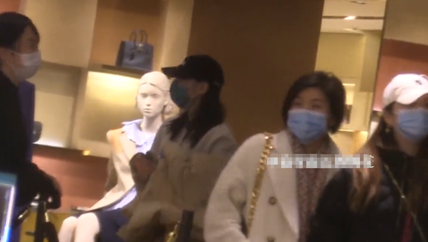 迪丽热巴不修边幅逛商场,手里提满奢侈品,边走边掏耳朵不顾形象