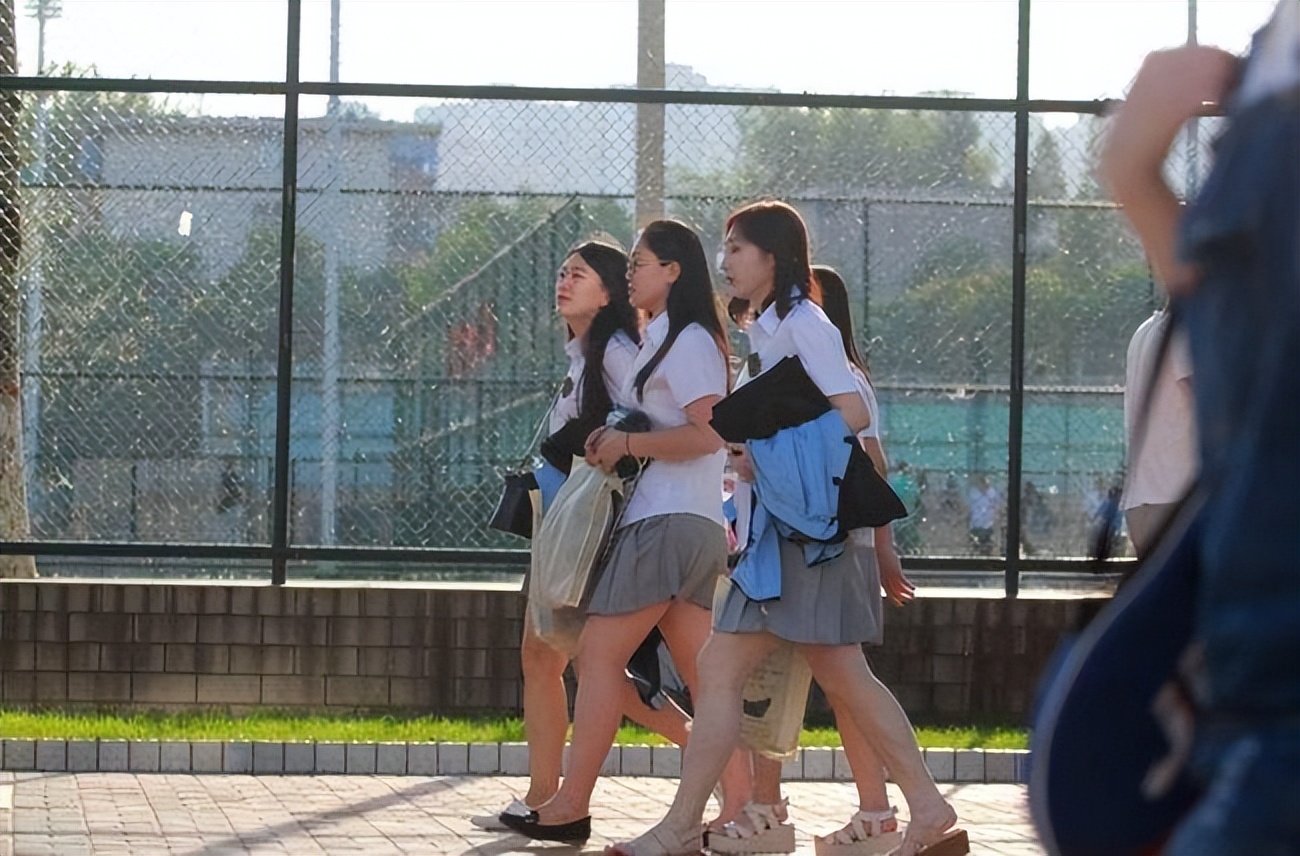 香港大学教授描述大学生最好的状态，现实却成“卷不过、躺不平”