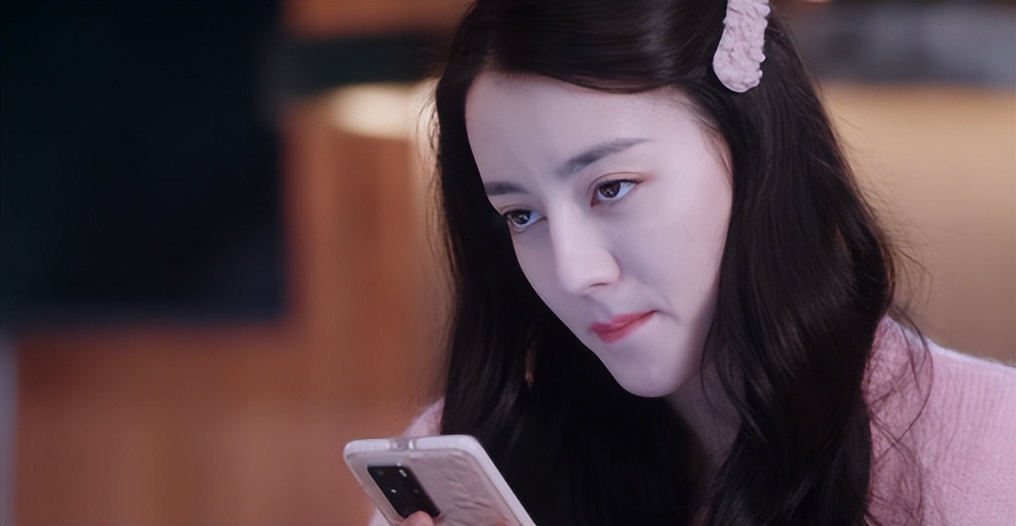 “金鹰女神”迪丽热巴:靠杨幂爆红,工作四年无休,沦为无戏可拍