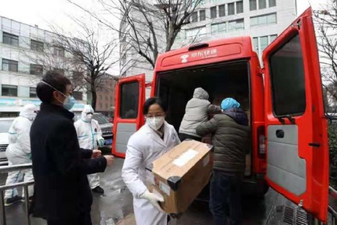 刘强东：考入名校上不起，村民凑钱让他读书，成功后回村发650万
