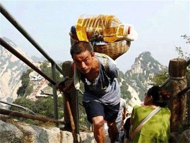 華山挑夫可能無人再接班：擔140斤走2公裡，賺的都是血汗錢