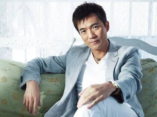 女足夺冠了，这个54岁的男人在演播厅哭了