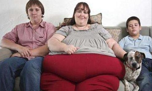 世界上最胖的人（体重1450斤!嫁高富帅后生下2子）-第13张图片