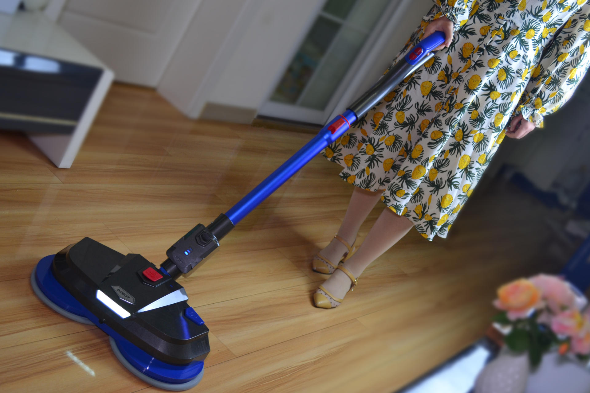 居家清洁 试试这款BOBOT扫拖一体机