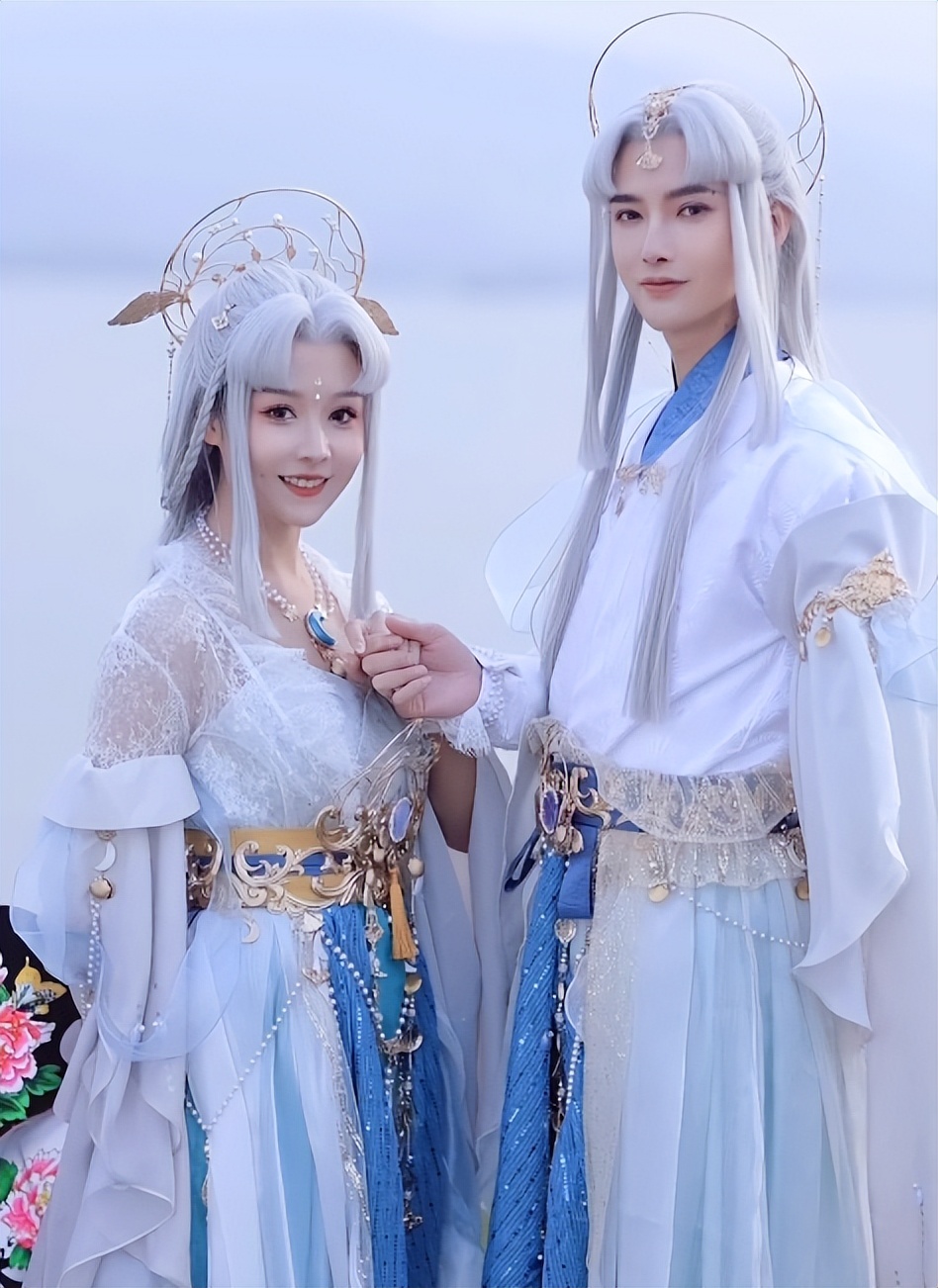 COS情侣穿汉服在湖边散步，被围观叫姐妹-哪边嗨