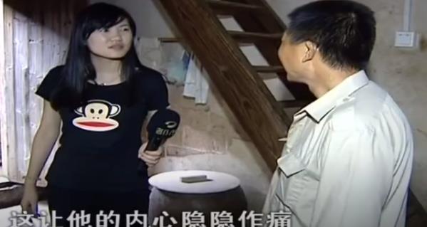 2017年，养女高考金榜题名后瞒着养父，和丢弃她的有钱爸爸相认