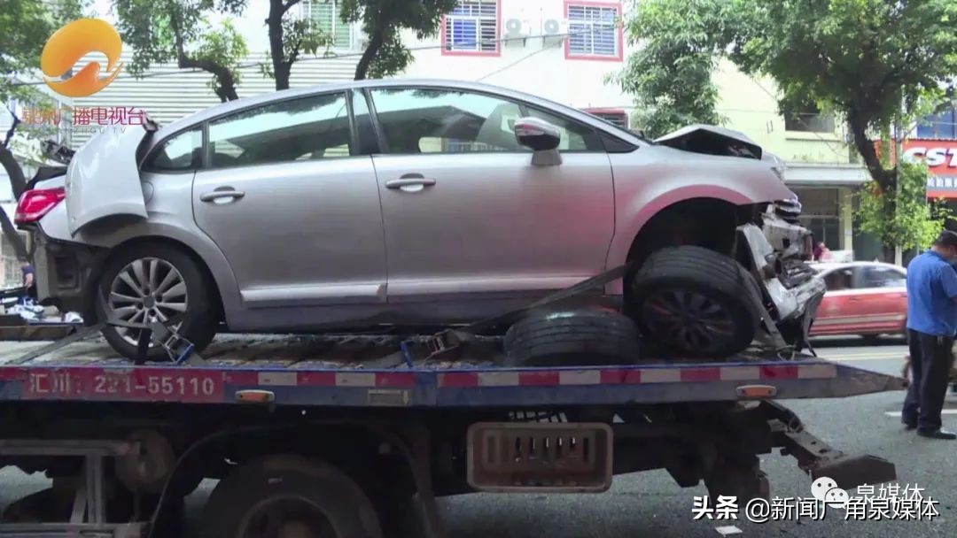 「惊险视频」泉州：特斯拉突然连撞上去 路人惊吓四散 有人受伤