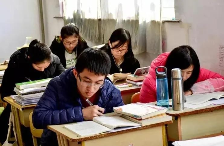 北电男生一头长发，耳带耳环，精致得不像话，网友：做自己真好