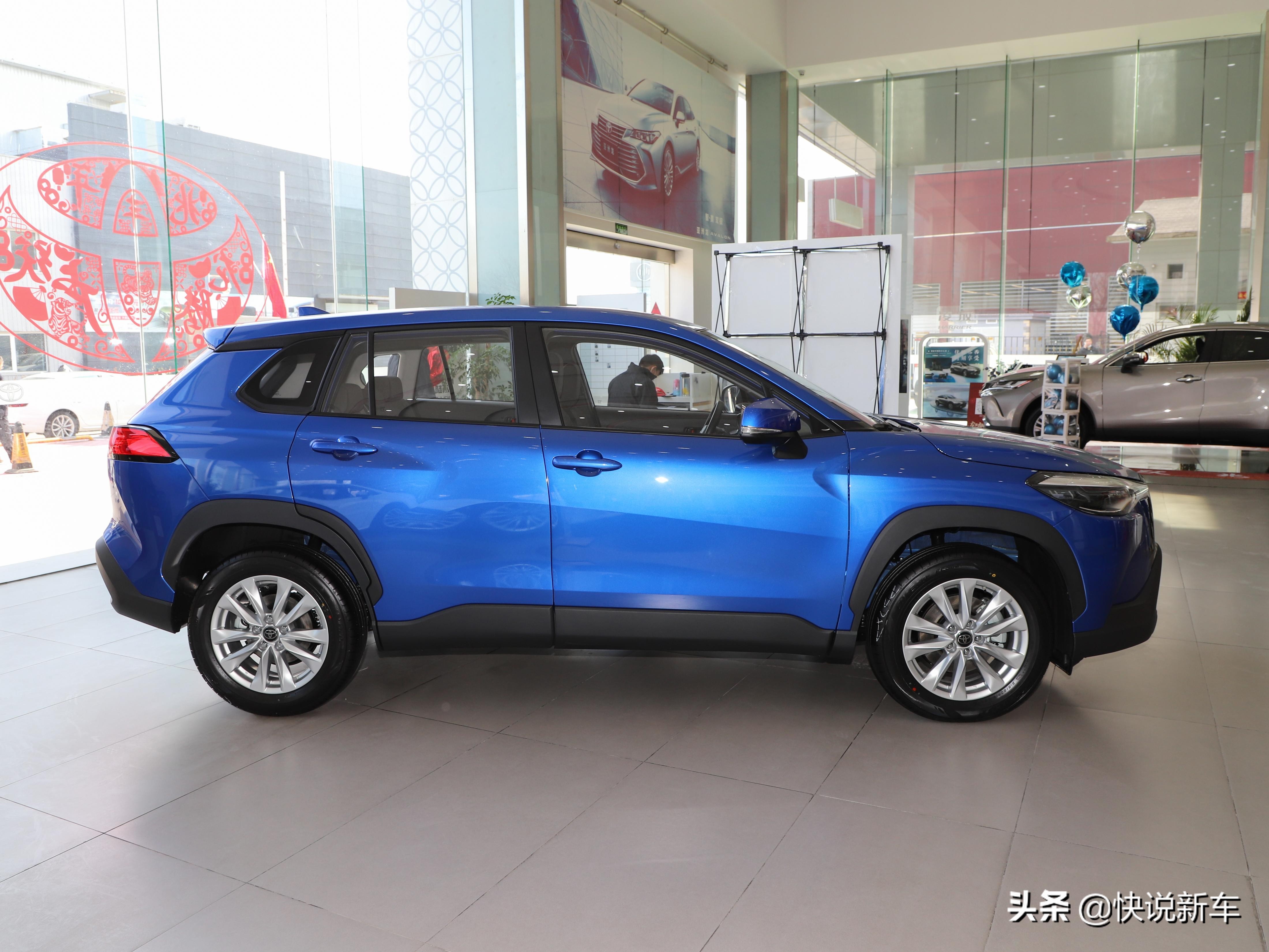 最低12.98万元起，紧凑级SUV，价格实惠，实拍卡罗拉锐放