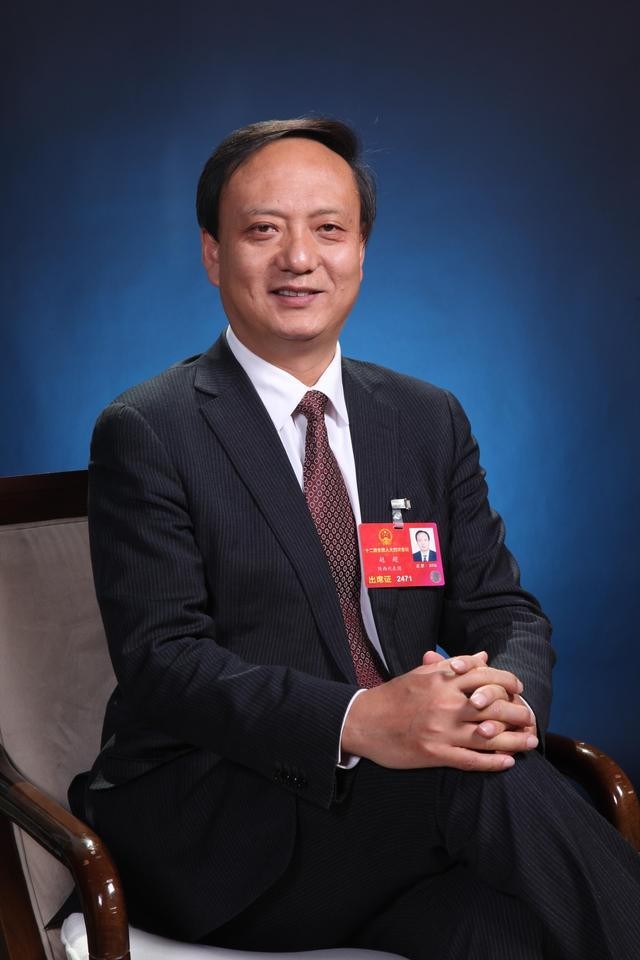 火遍媒体！这26位人大代表、12位政协委员，全部进京履职，全毕业于同一所大学！