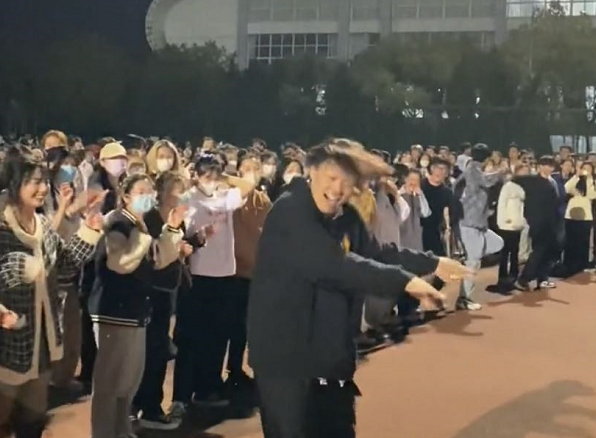 封校后的当代大学生们，集体在操场上跳舞，评论区一片指责声