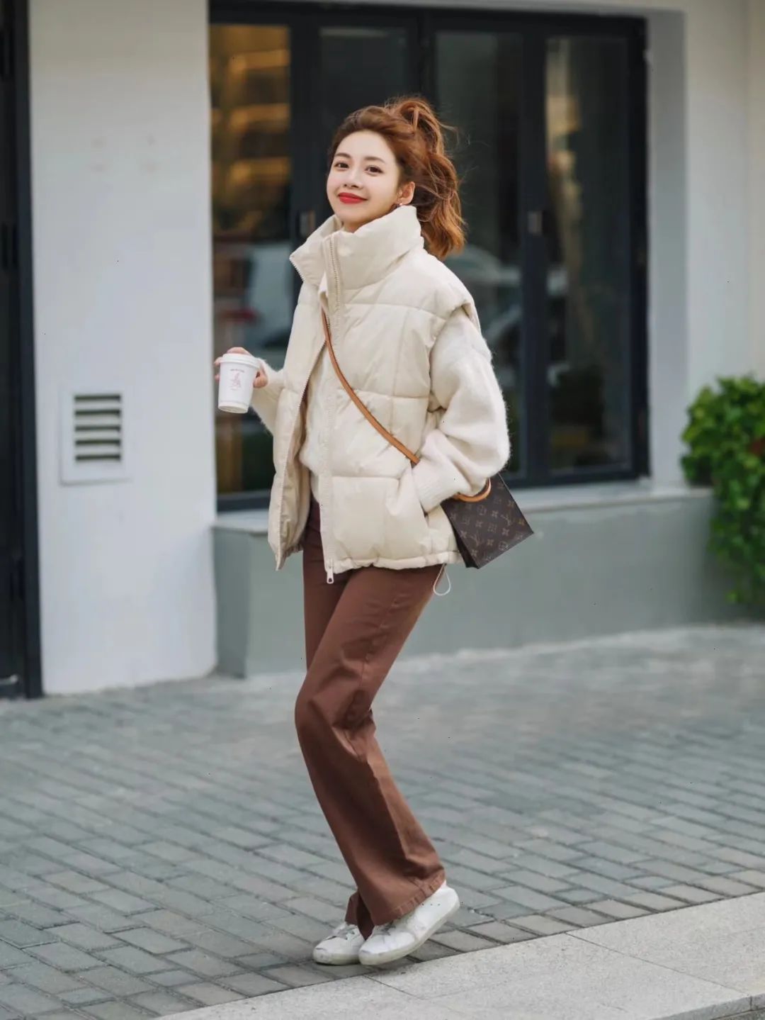 搭配裤子的话,黑色卫裤不推荐了,看着蛮路人的,灰色,白色的裤子看上去