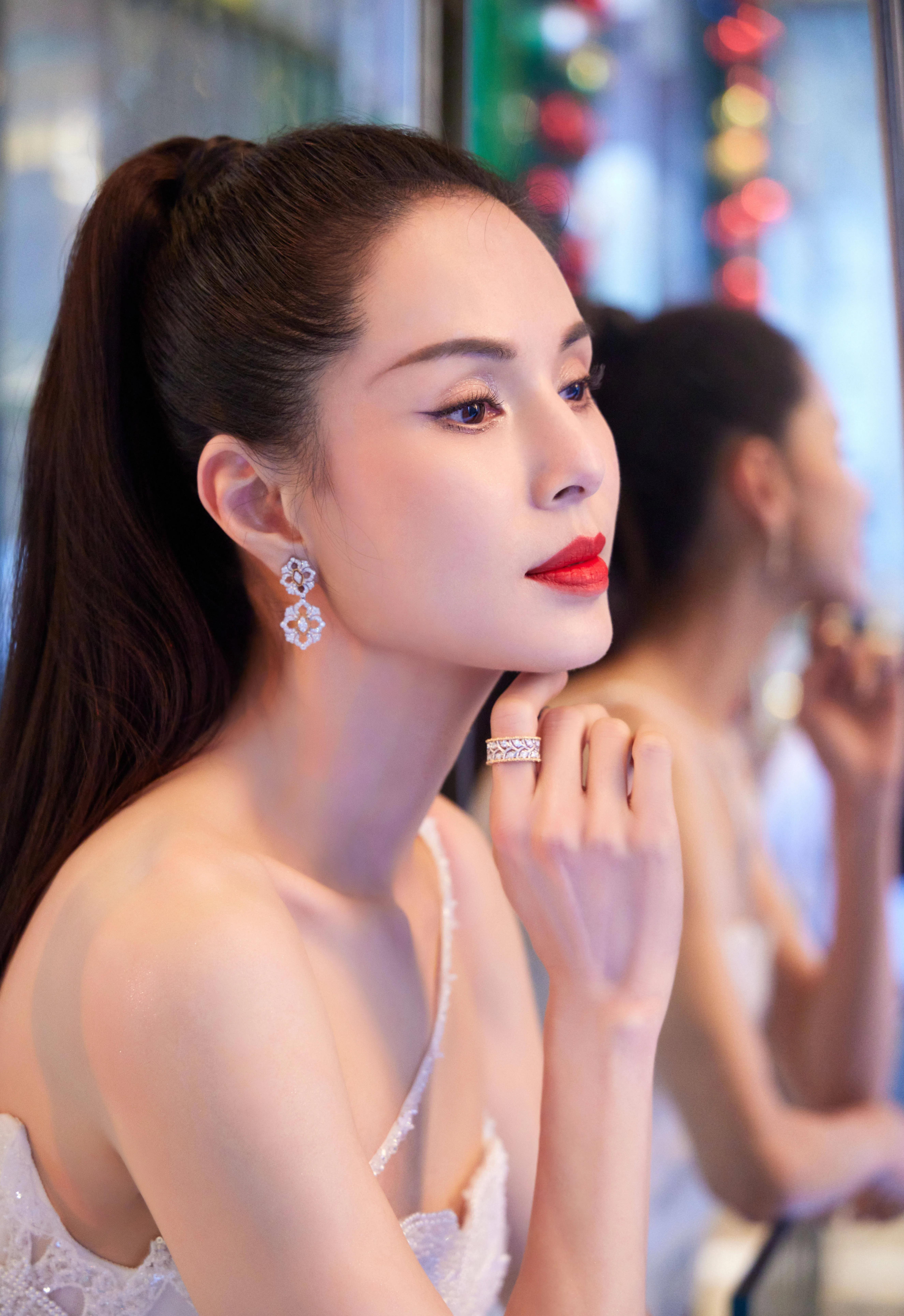 演员李若彤,和富商同居10年被分手,56岁结婚靠缘分