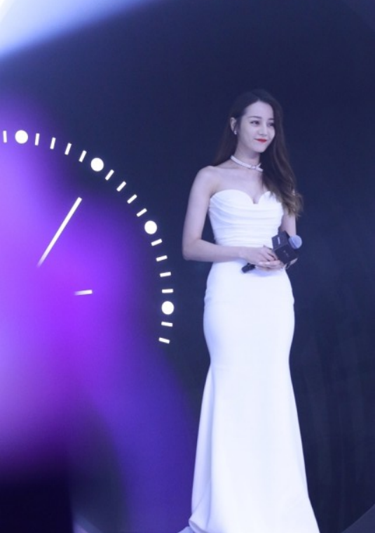 迪丽热巴的身材挺绝的,一袭黑色抹胸长裙,像“人鱼”一样