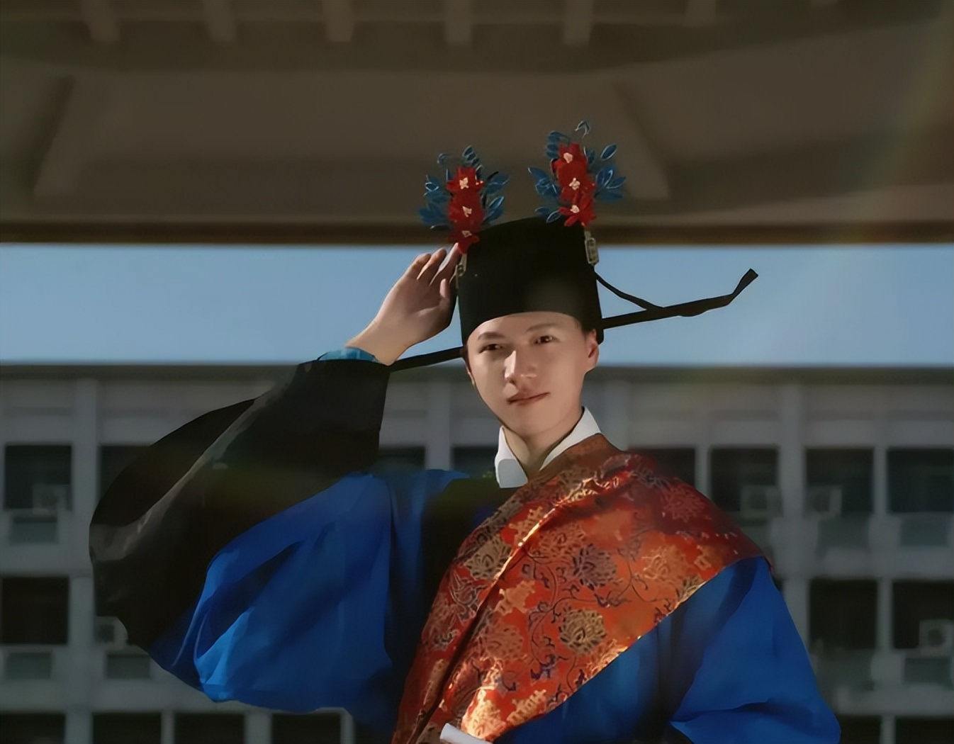 高校男生拒绝博士帽，改穿“进士服”拍毕业照，这身行头不简单啊