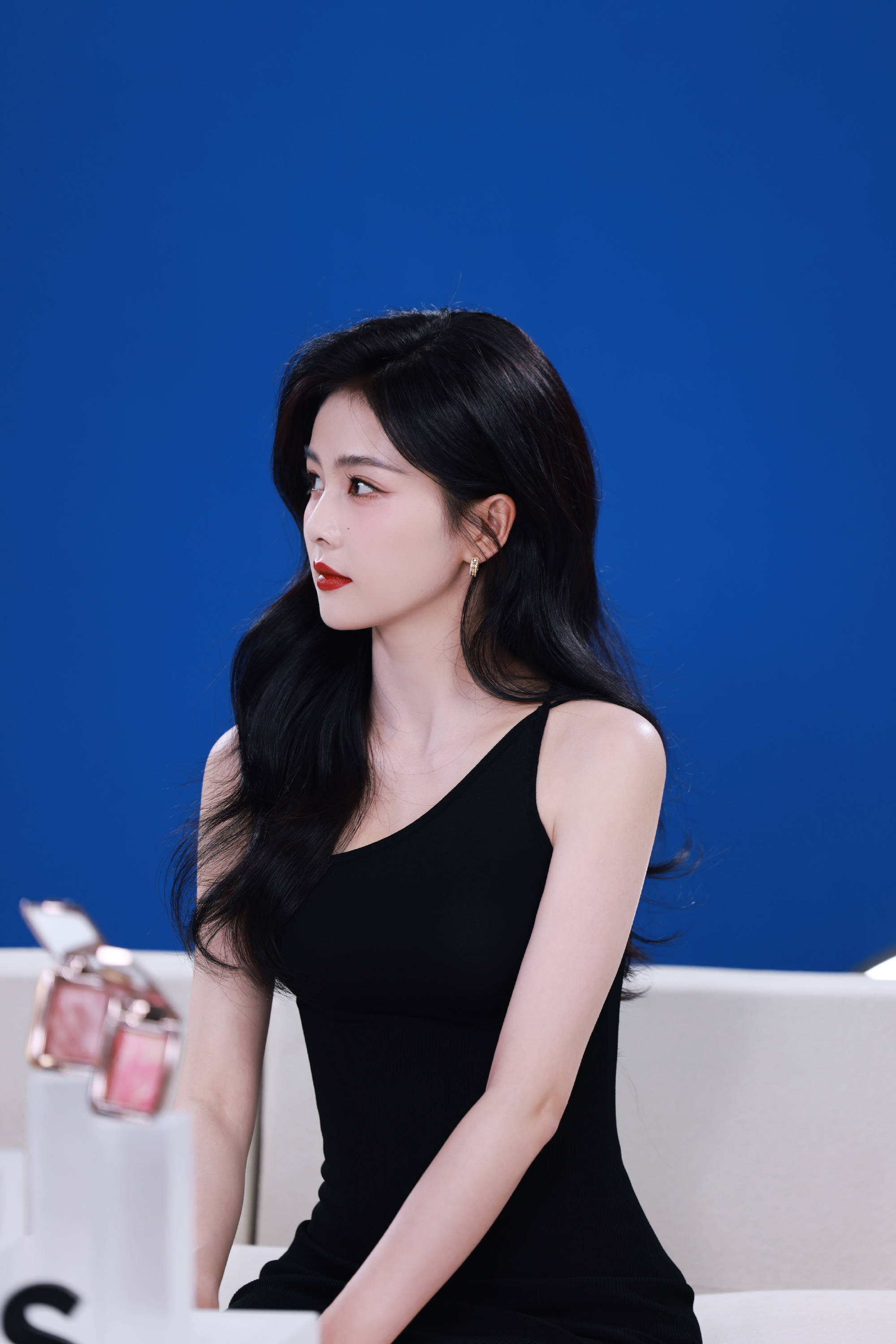 白鹿身穿吊带短裙肤白如雪 长发披肩气质优雅高贵