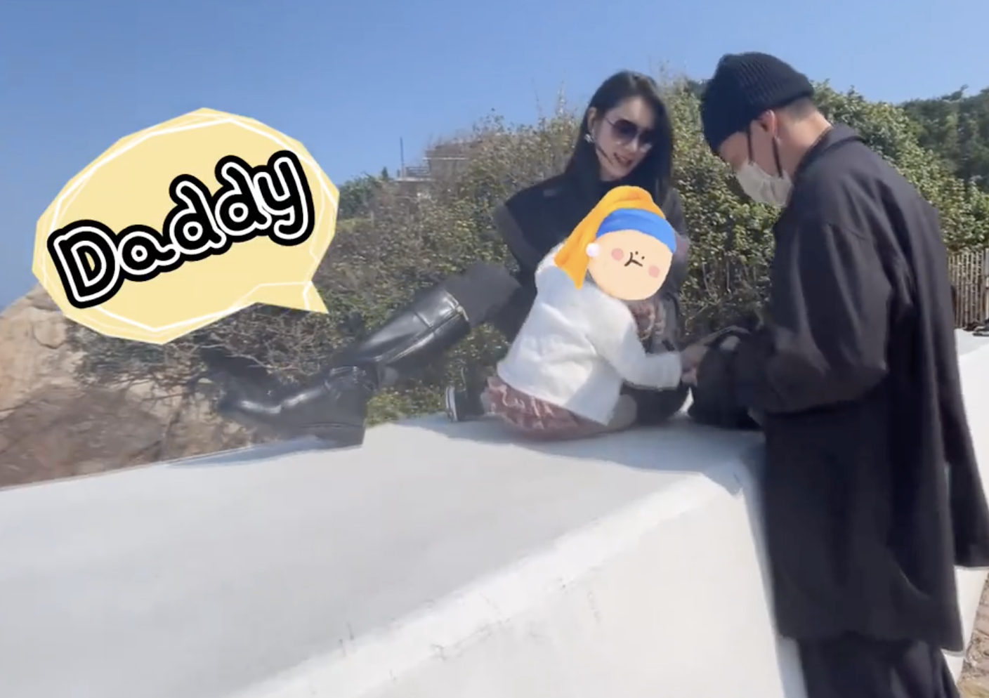 林峯携妻儿海边度假，拥女儿入怀被喊爸爸，格格大脑门被赞有福气
