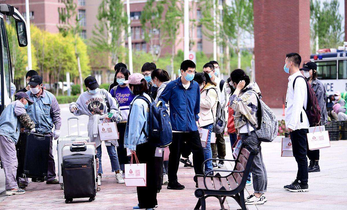 四川省发布通知，四川部分院校延期新学期开学，同学们悲喜交加