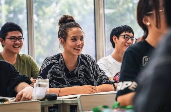 江西一女大学生体贴家长，利用寒假期间上街卖烤肠，10天净赚2600