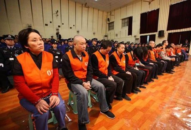 当代“武则天”谢才萍：黑帮女老大，同时包养16名男子，只为享乐