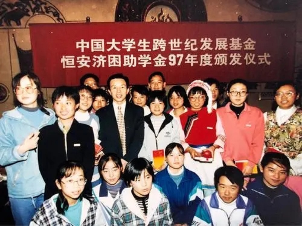从白手起家到“福建首富”，被人尊称为“商业教父”，齐名曹德旺