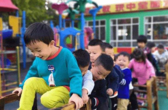 幼儿园天价学费单曝光，不少家长发愁：这是勒紧裤腰带挤出来的钱