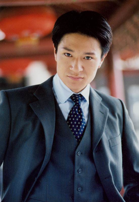 线条流畅,颜值非常在线,小时候看他和任泉的《一脚定江山》被他帅到过