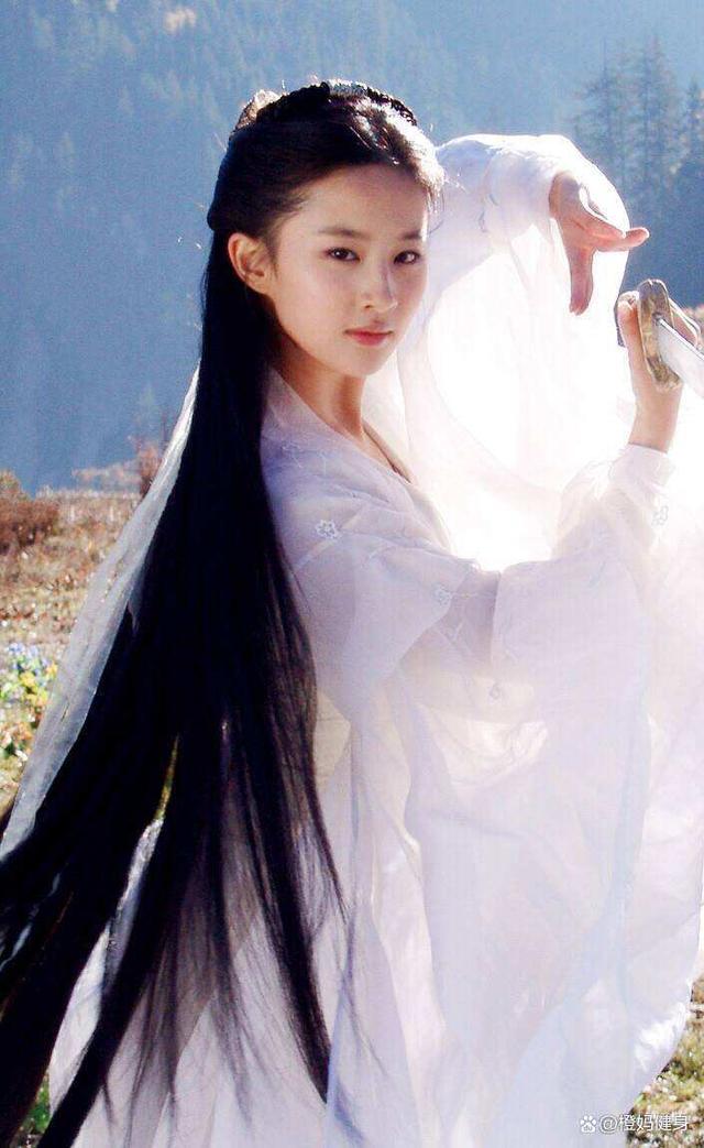 《梦华录》中为什么赵盼儿为什么总拿着扇子呢？