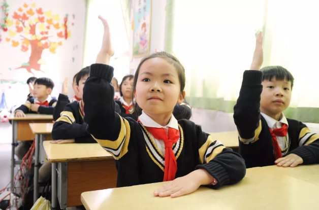 小学生考试钢笔漏水弄污试卷，望老师“手下留情”，老师却很为难