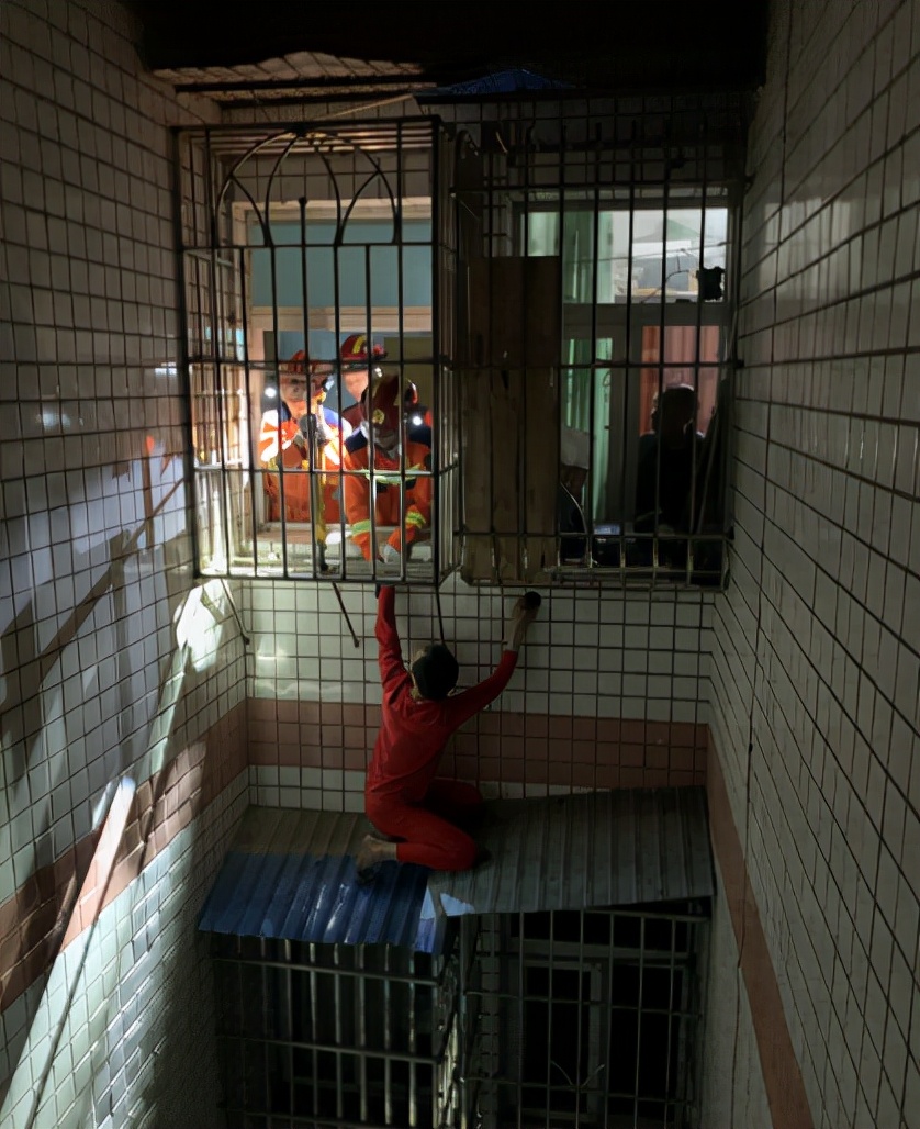 男子深夜梦游从七楼掉下 被困五楼雨篷 重庆消防成功救人