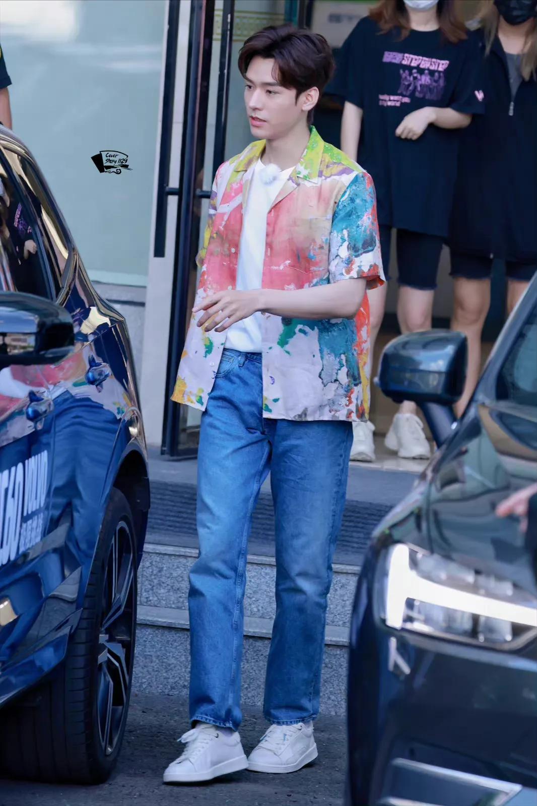 综艺《极限挑战》横店路透中帅气的龚俊