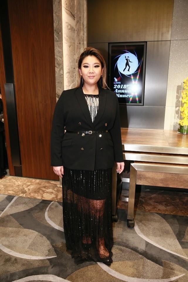 郑欣宜好适合黑色，丰满身材显得精致耐看，比瘦小身形更有气质