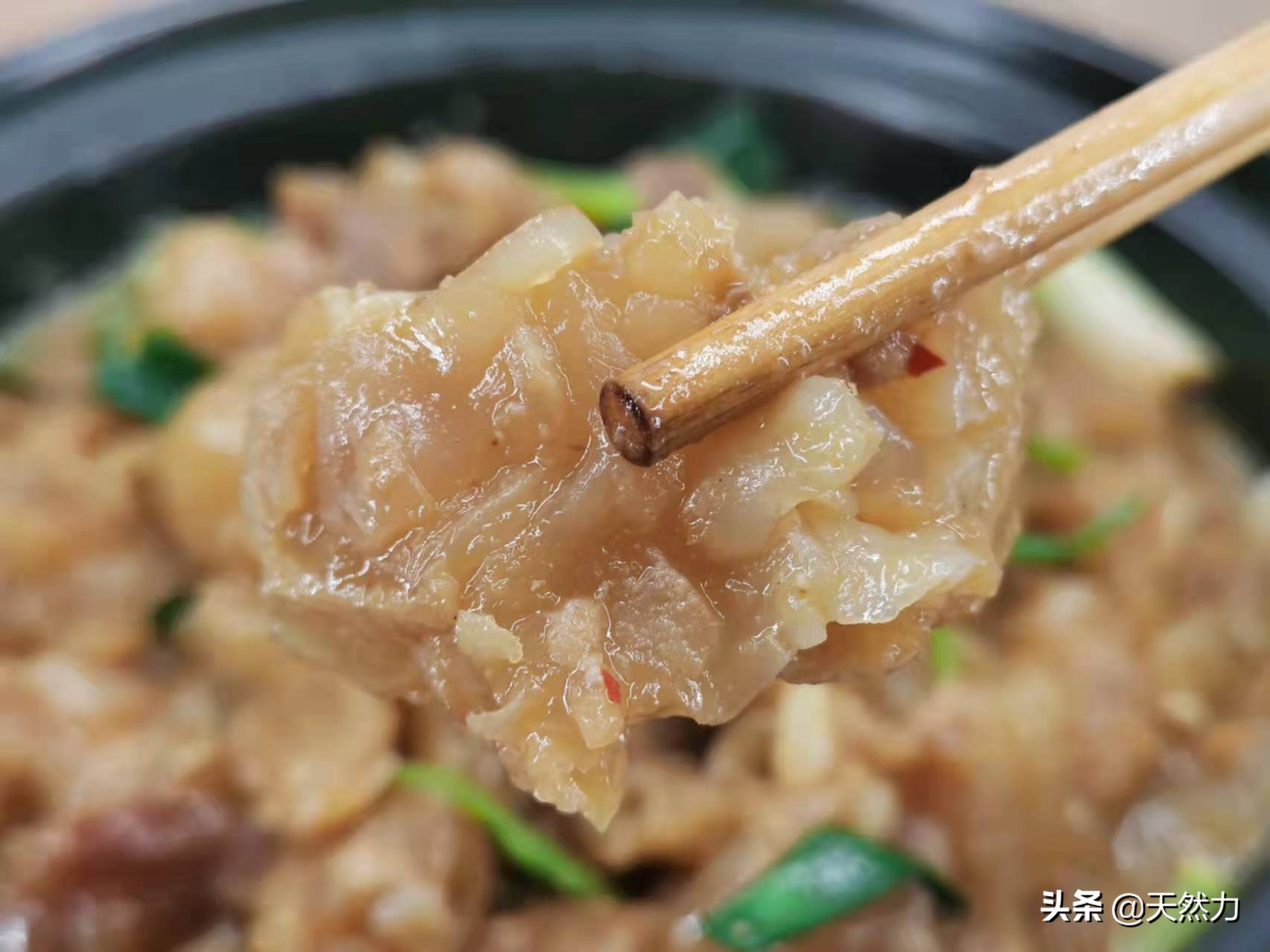 牛蹄筋要怎么做才软烂入味，教你家常做法，一口下去全是胶原蛋白