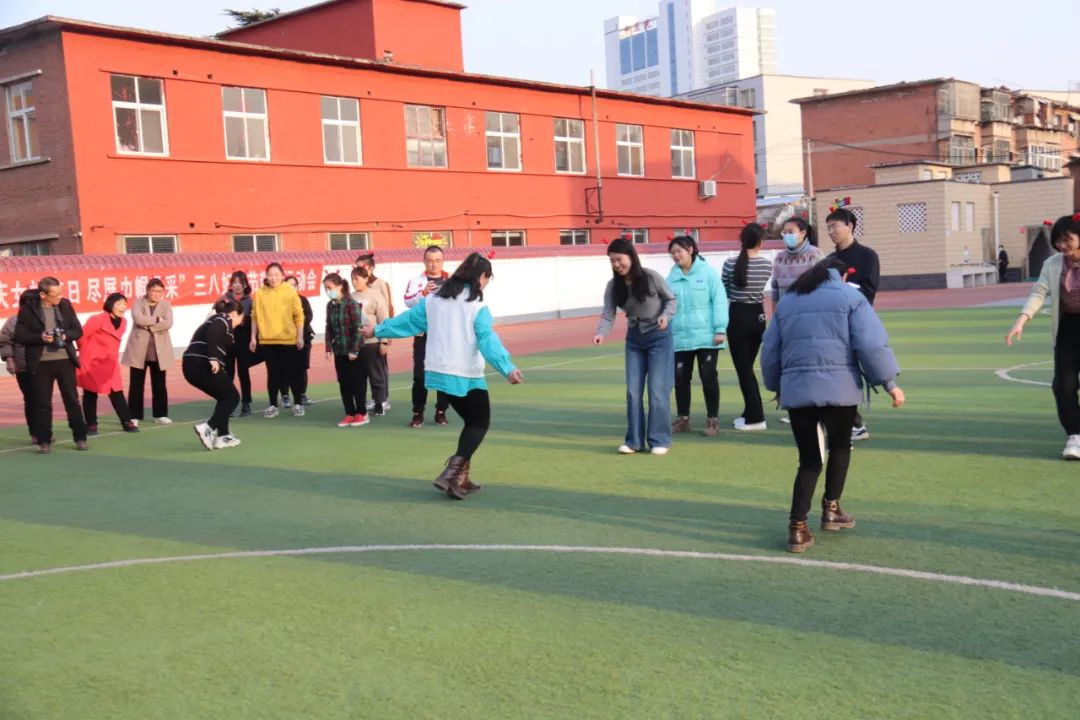 欢庆女神节日 尽展巾帼风采—自由路小学举行三八妇女节趣味运动会
