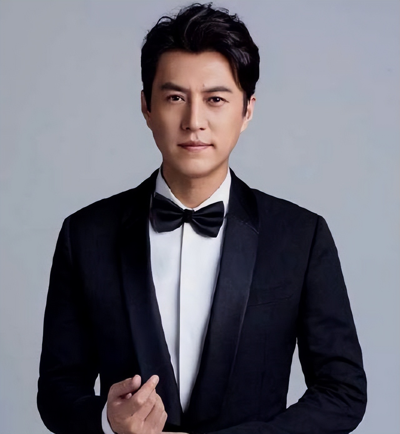自此之后靳东出演的剧似乎都是一种人设,要么就是霸气,要么就是高冷
