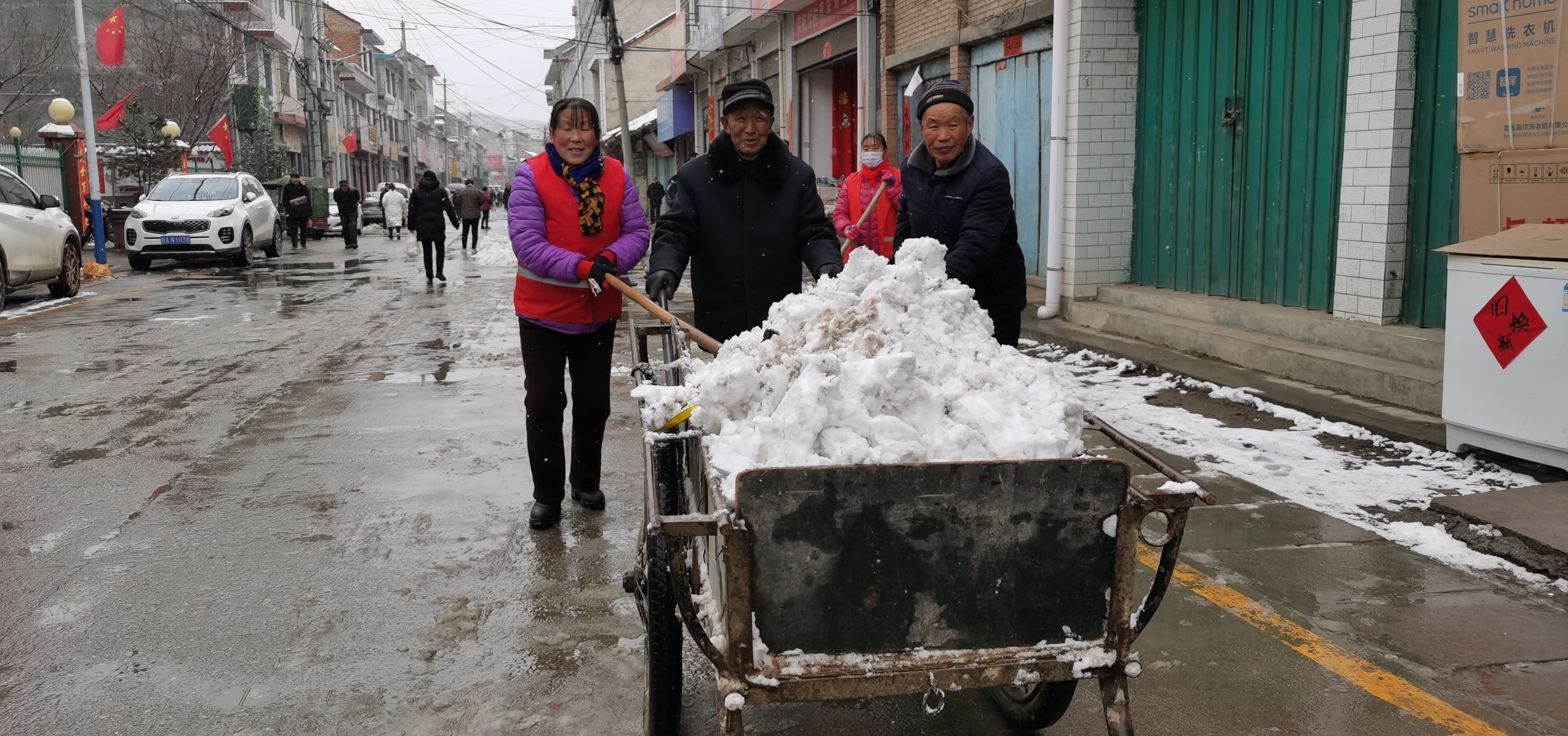 洛南县保安镇迅速行动清理积雪防滑倒