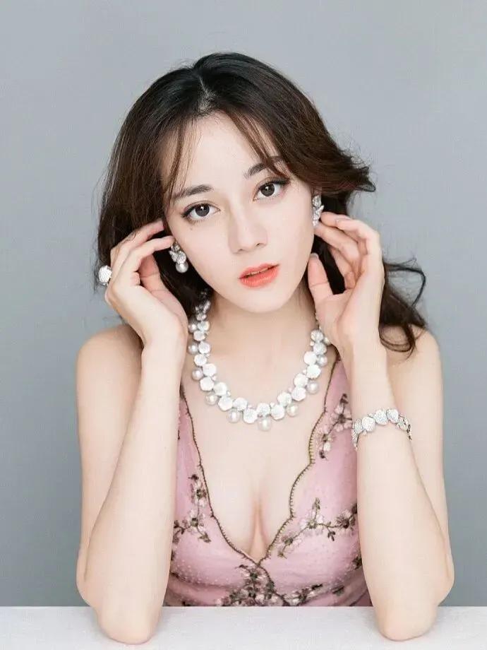 迪丽热巴是真的美，“怂脸拍”也不怕颜值照样好抗打，十分养眼