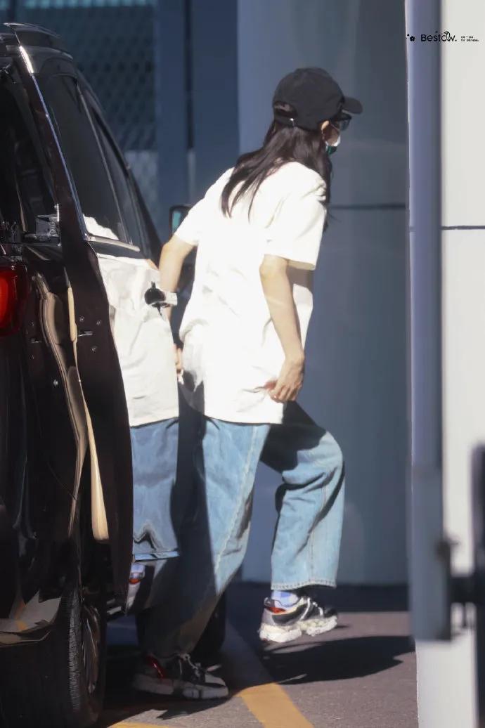 迪丽热巴近日机场私服，简单舒服就很好看。 ​​​