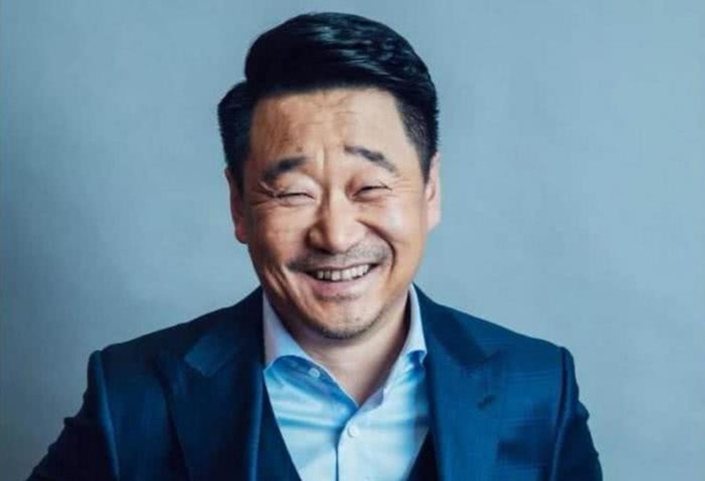 干过电焊,娶小娇妻宠如宝,42岁喜当爹>眼前的男人,八字眉,小眼睛,一顶