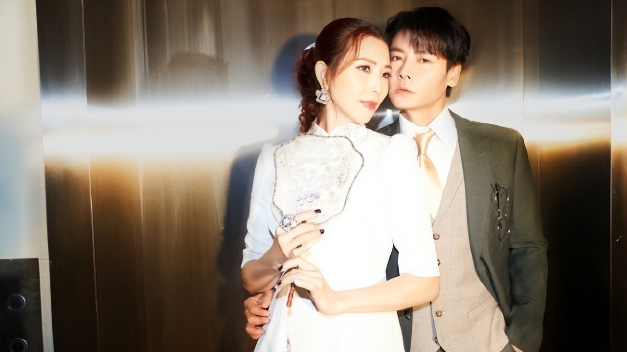 蔡少芬父亲节晒老公儿女合照，大赞张晋是有承担有爱的好父亲