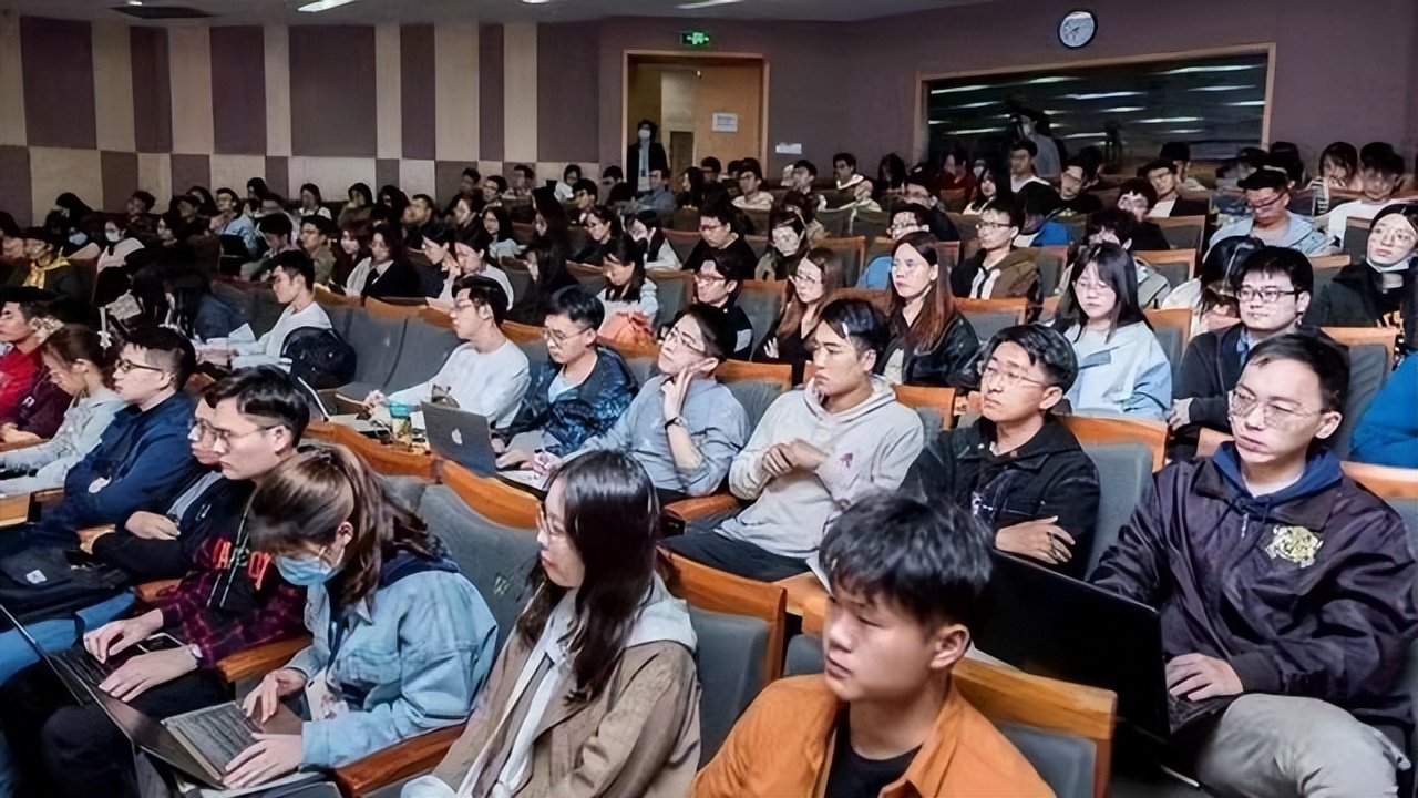 复旦教授上课香烟从不离手，儿子上普通大学，注重青少年精神培养