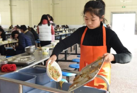 河北仨女大学生，因食堂饭菜不合胃口，竟租下档口自制配方卖米线