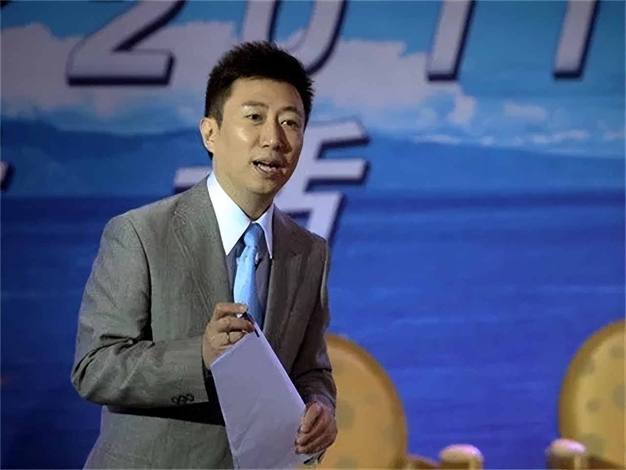 央视主持人陈伟鸿：55岁依然儒雅知性，一儿一女让人很羡慕