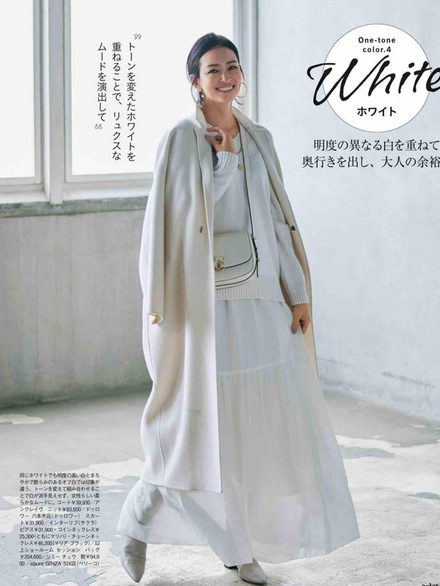 浅灰色围巾配什么衣服（黑白灰三种颜色的衣服搭配思路）
