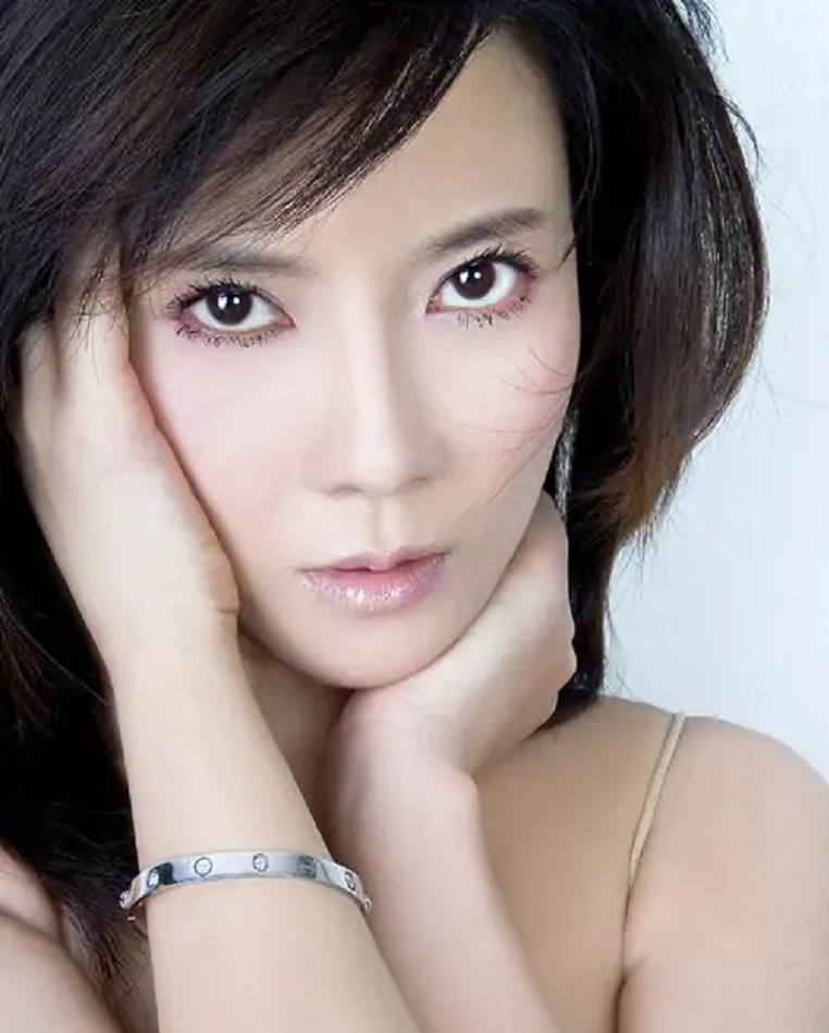 《传家》甩脸当家祖母的顾姨，不仅颜值高演技好，戏外人生更精彩