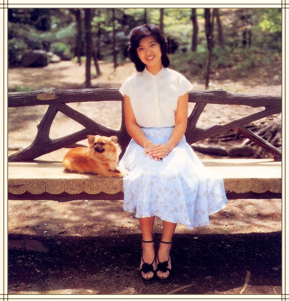 “樱花美人”山口百惠，结婚43年成模范夫妇，巅峰退圈成就经典