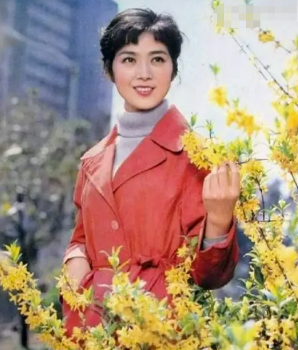 挂历女神殷亭茹：爆红后退圈，中年丧夫，晚年又病死他乡令人唏嘘