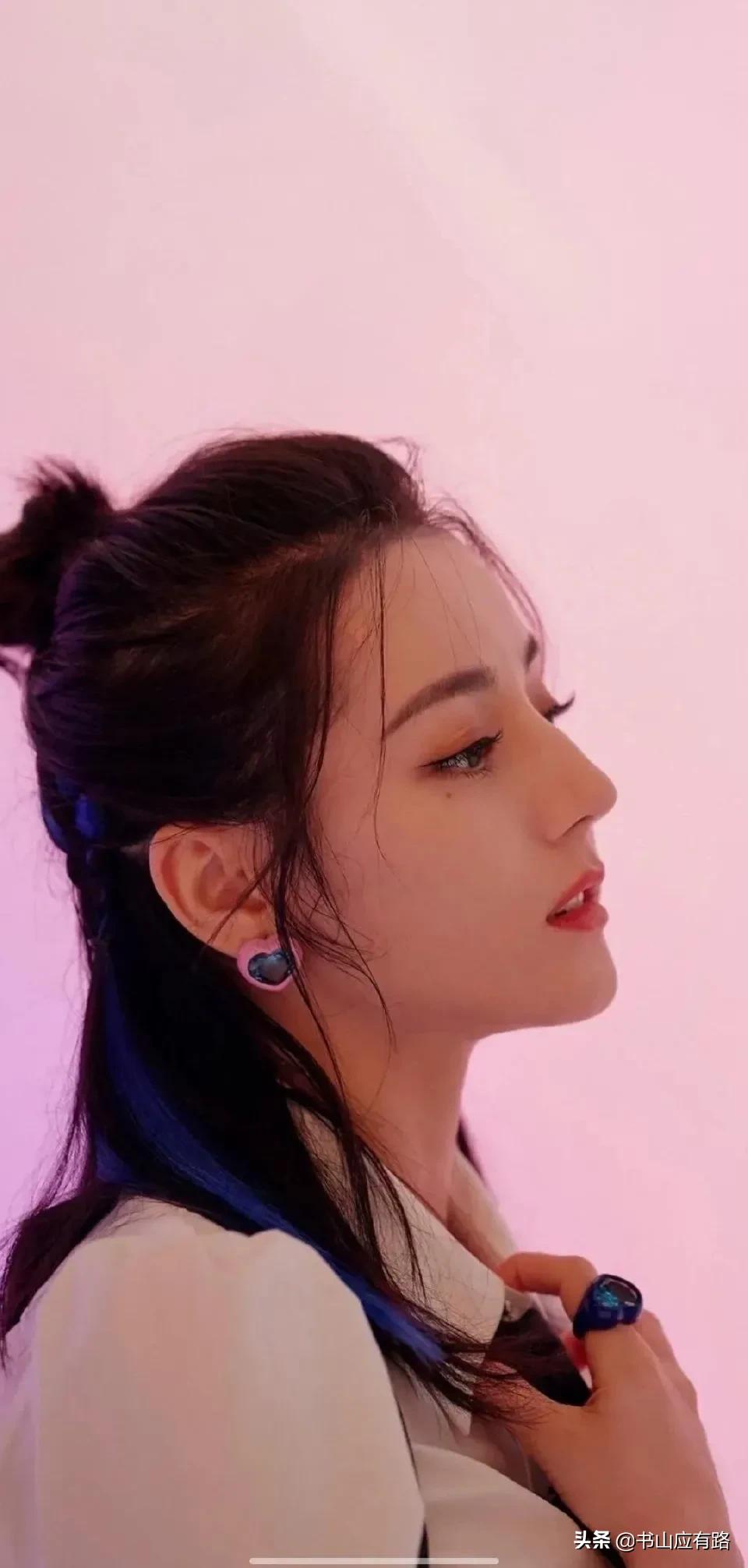 迪丽热巴：精致五官、异域风情的绝色美女