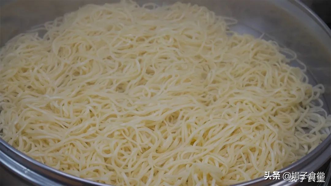 面条别水煮，放锅里简单一蒸，筋道、爽滑、入味，一次3碗吃不够